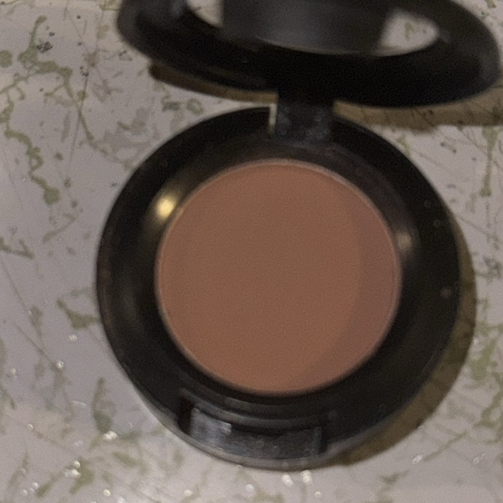 MAC eye shadow - Picture 2 of 4